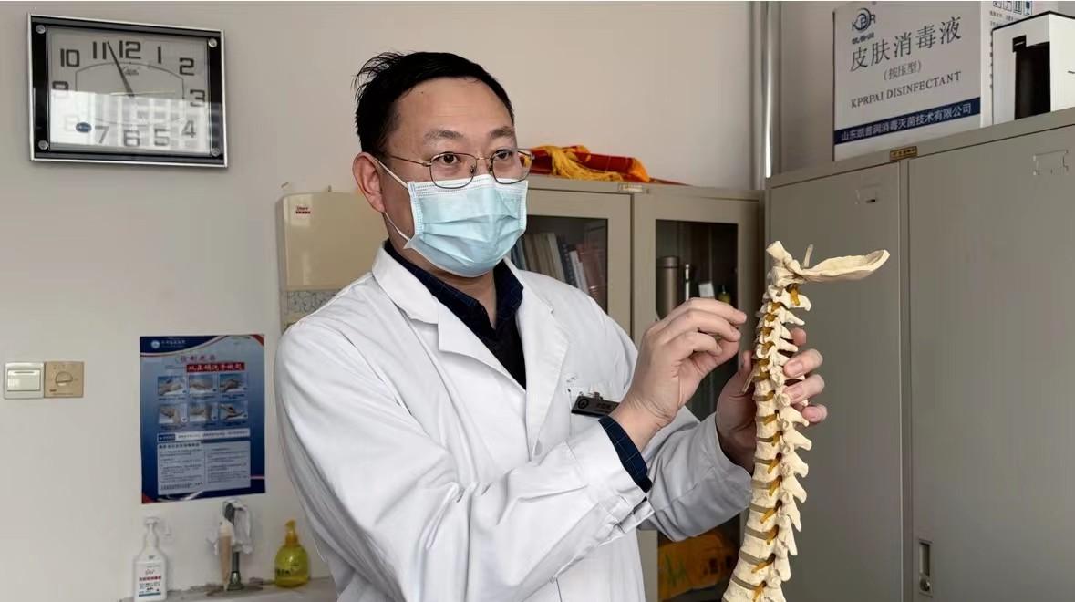 頸椎病痛苦不堪,,菏澤市立醫(yī)院脊柱外科微創(chuàng)1cm小孔解決問題