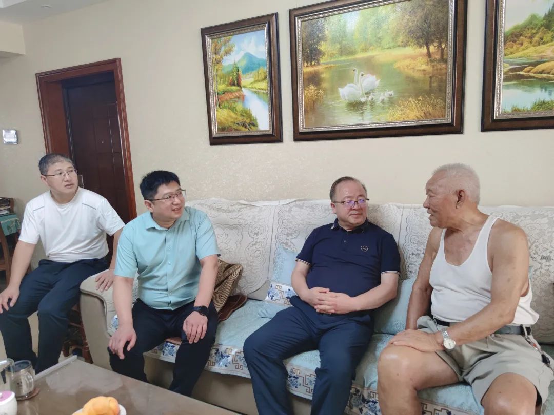 情系退休職工——菏澤市立醫(yī)院領導一行人走訪慰問退休職工