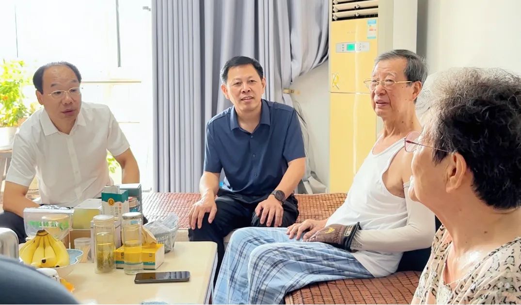 情系退休職工——菏澤市立醫(yī)院領導一行人走訪慰問退休職工