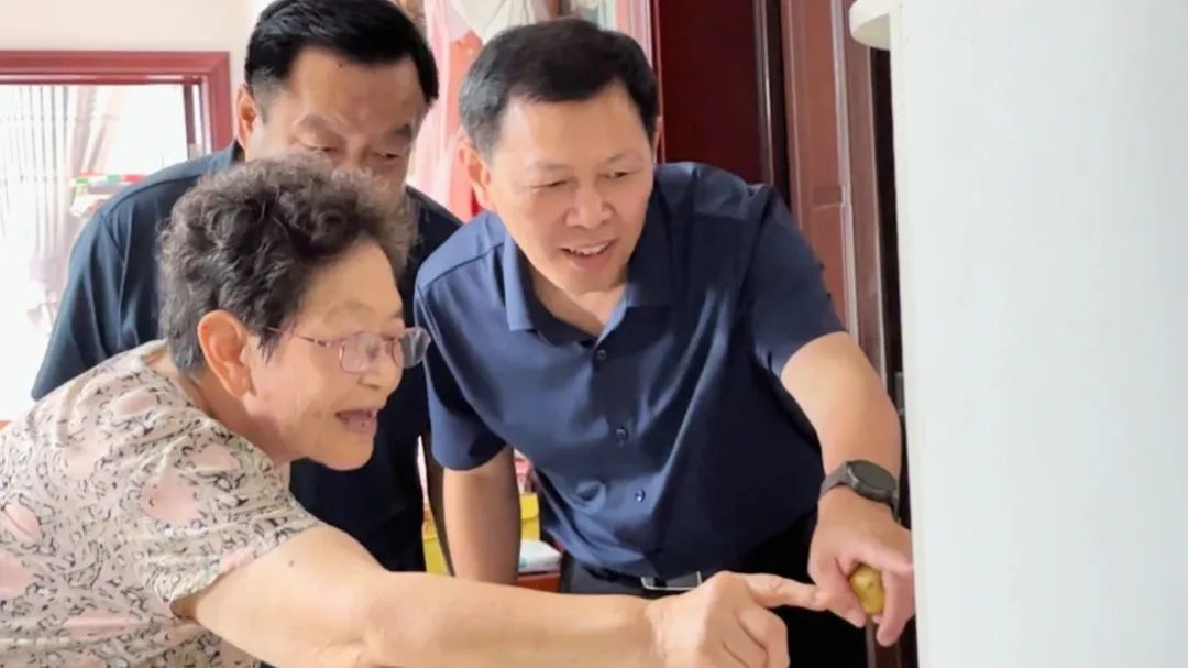 情系退休職工——菏澤市立醫(yī)院領導一行人走訪慰問退休職工